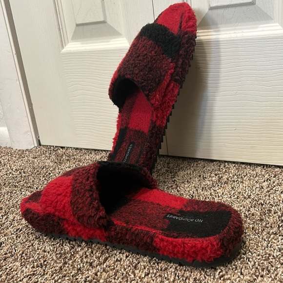 Men’s Slippers - Picture 1 of 7